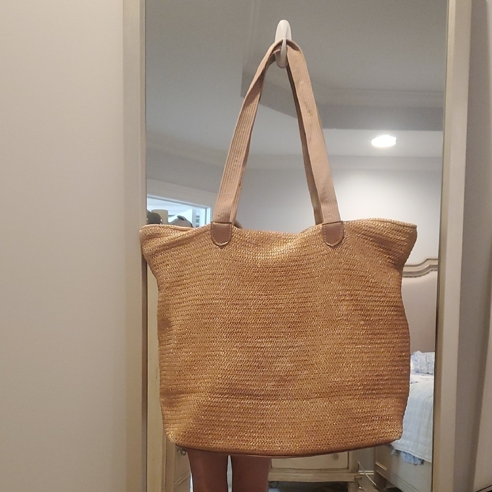 Spacious Tan Tote Bag with Natural Fiber Texture (34)
